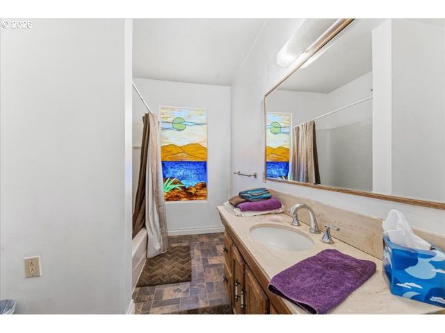 5335 Sw MADRONA St, Lake Oswego, OR 97035