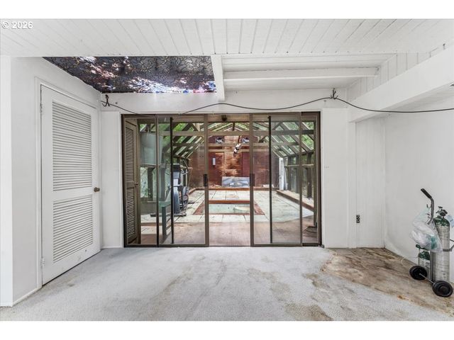5335 Sw MADRONA St, Lake Oswego, OR 97035