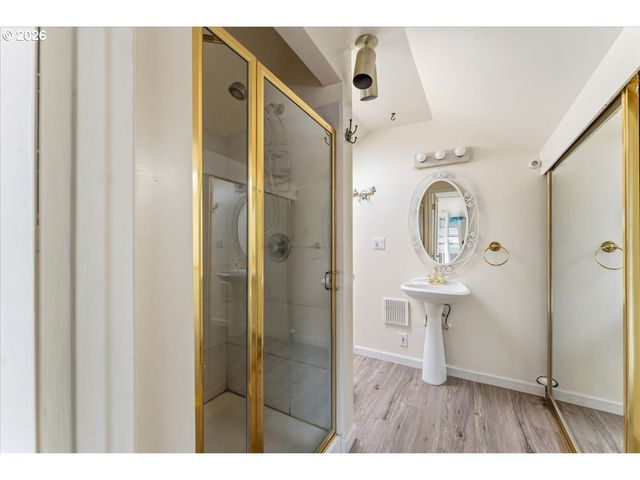 5335 Sw MADRONA St, Lake Oswego, OR 97035