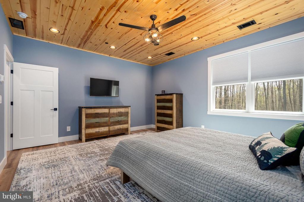 Image 17 of property listing at 170 CHERRYWOOD DR, Oakland, MD 21550