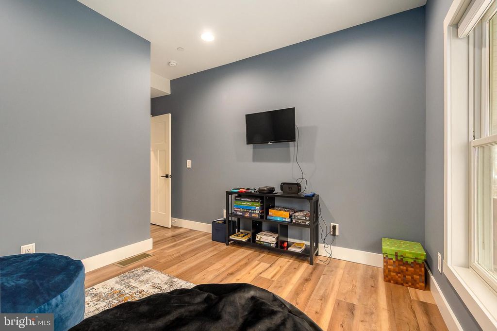 Image 23 of property listing at 170 CHERRYWOOD DR, Oakland, MD 21550