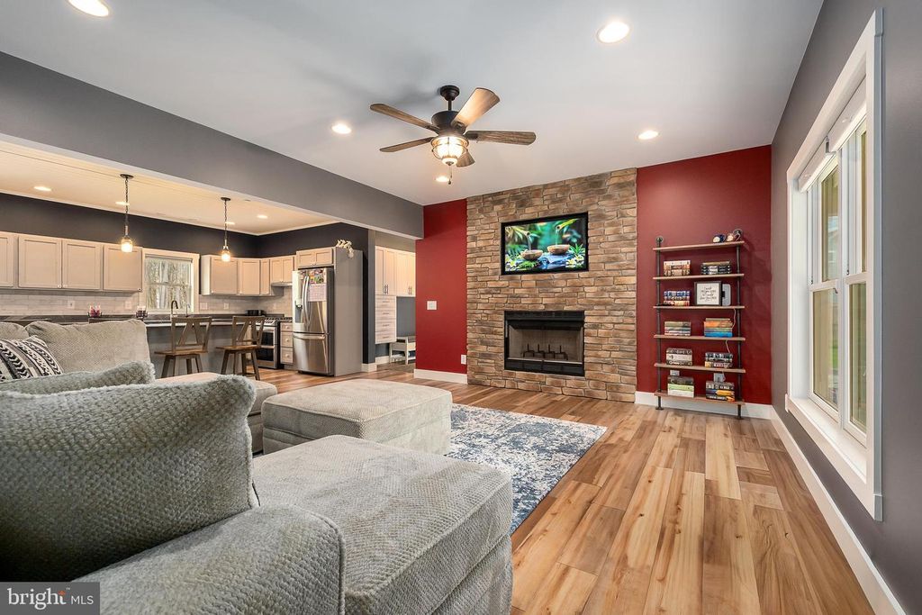 Image 3 of property listing at 170 CHERRYWOOD DR, Oakland, MD 21550