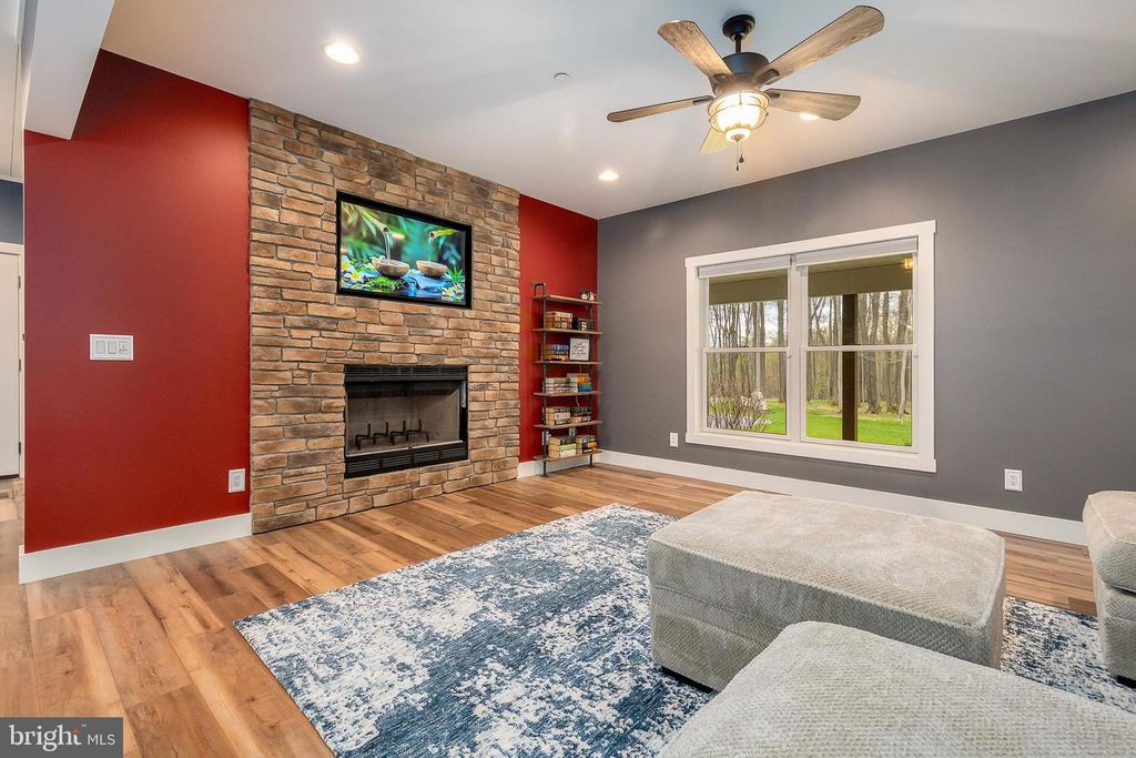 Image 4 of property listing at 170 CHERRYWOOD DR, Oakland, MD 21550