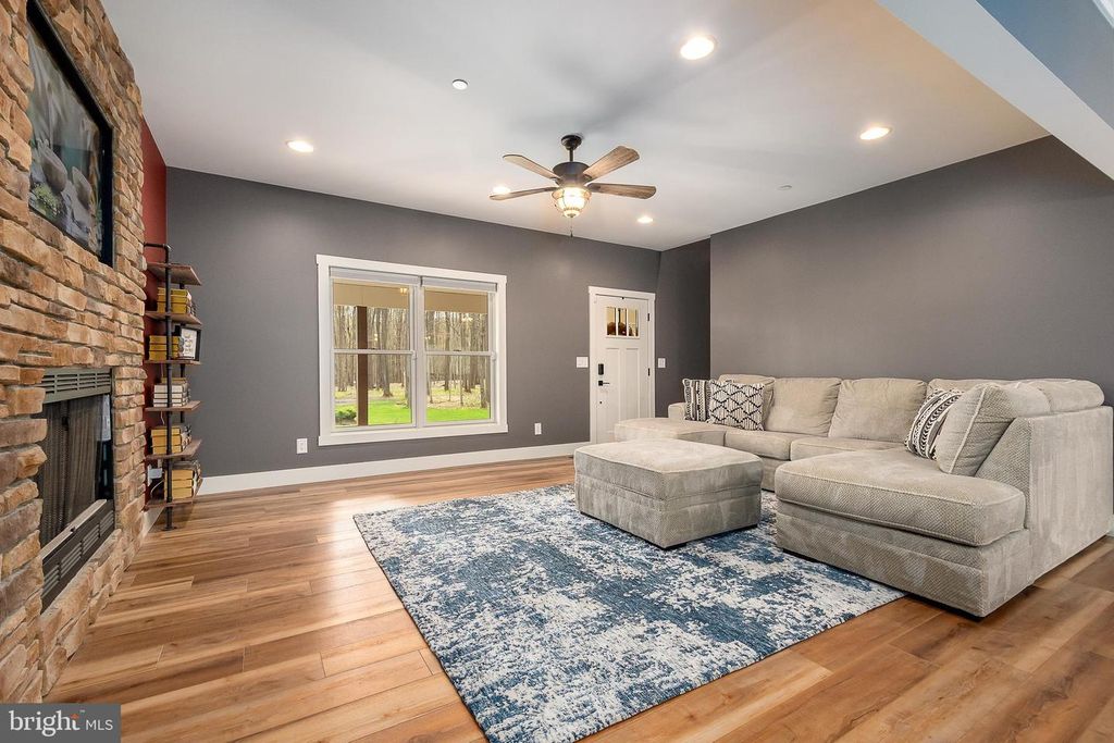 Image 6 of property listing at 170 CHERRYWOOD DR, Oakland, MD 21550