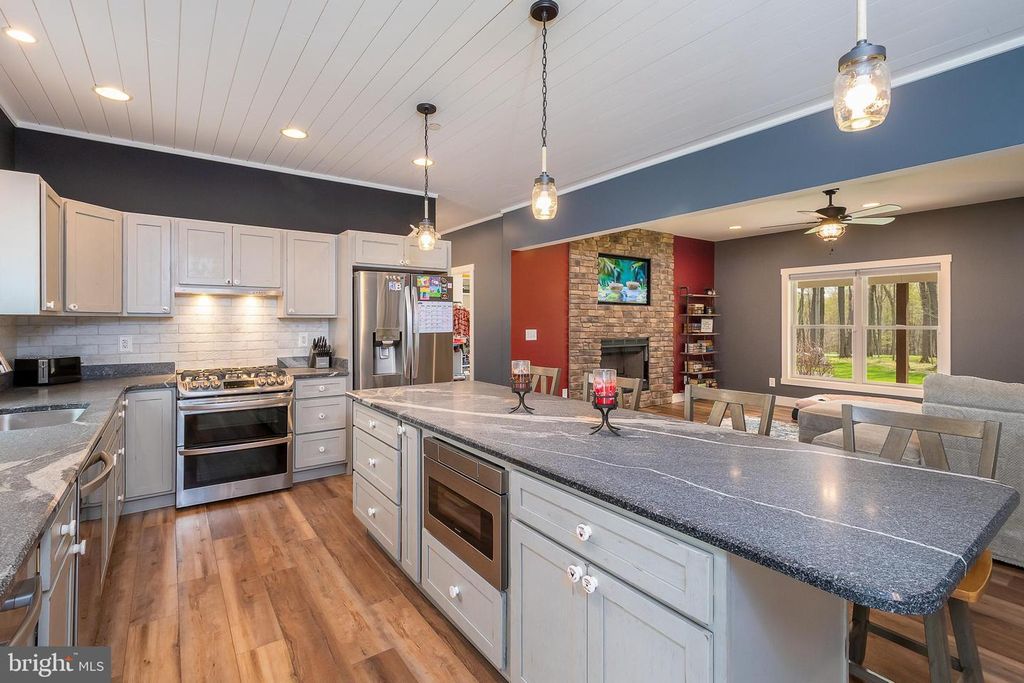 Image 7 of property listing at 170 CHERRYWOOD DR, Oakland, MD 21550