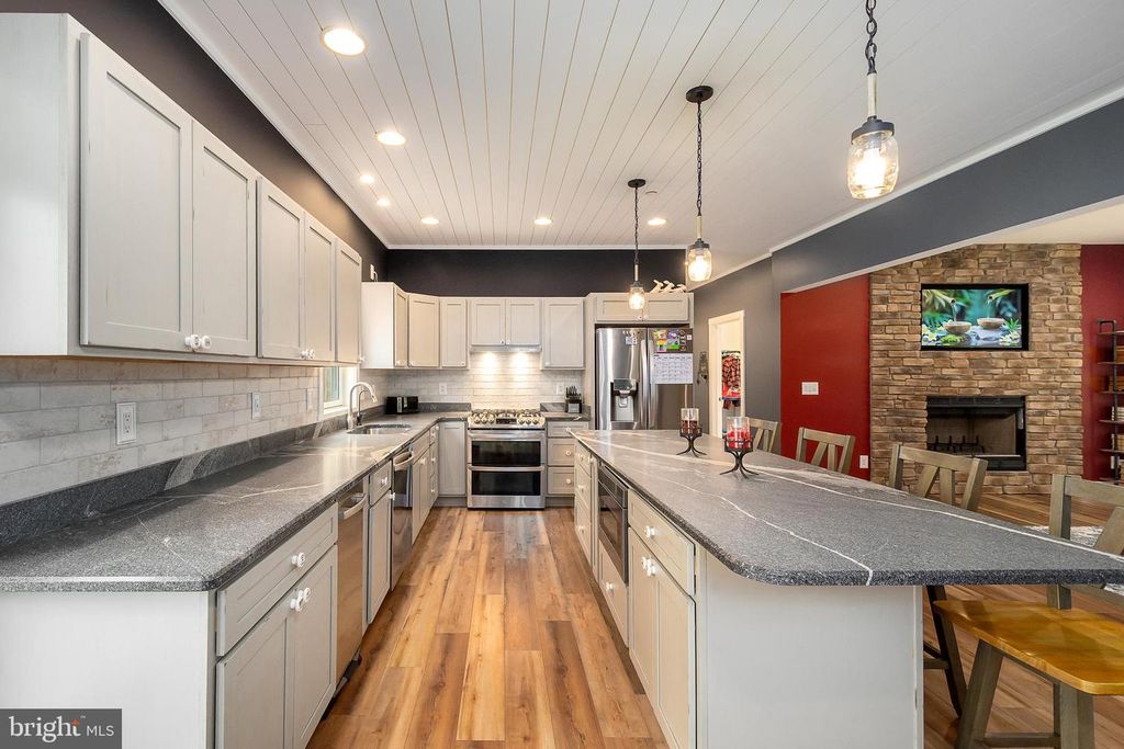 Image 9 of property listing at 170 CHERRYWOOD DR, Oakland, MD 21550