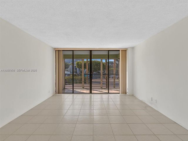 20500 W Country Club Drive 203, Aventura, FL 33180