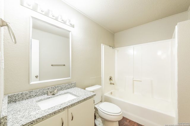 122 Roundtree Ln Apt 3, San Antonio, TX 78233