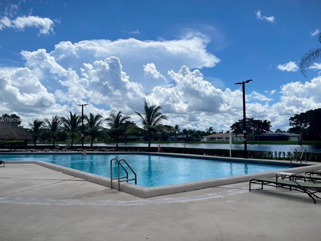 369 Lakeview Dr 101, Weston, FL 33326