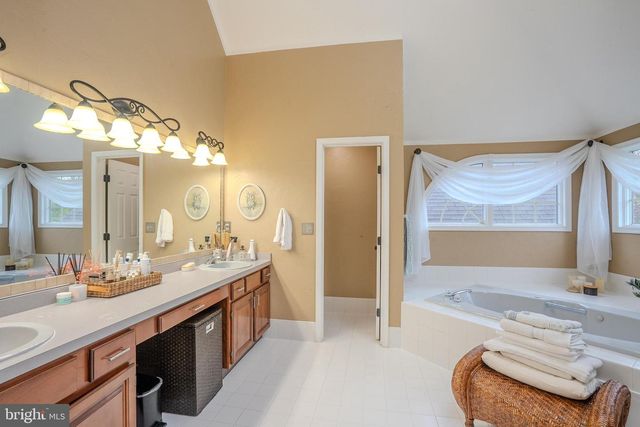 6 BUSH CT, Princeton Junction, NJ 08550