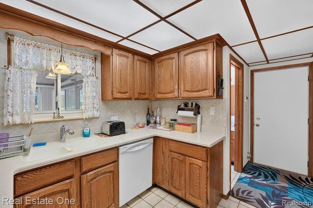 219 Allen Lake Drive, White Lake, MI 48386