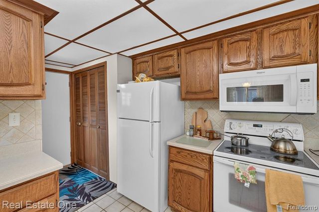 219 Allen Lake Drive, White Lake, MI 48386