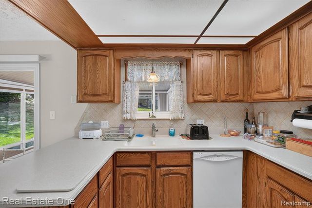 219 Allen Lake Drive, White Lake, MI 48386