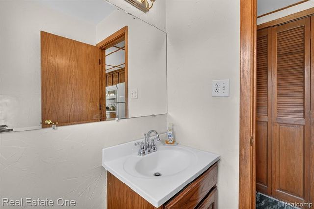 219 Allen Lake Drive, White Lake, MI 48386