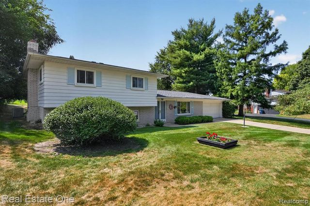 219 Allen Lake Drive, White Lake, MI 48386