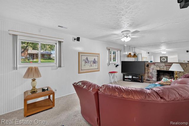 219 Allen Lake Drive, White Lake, MI 48386