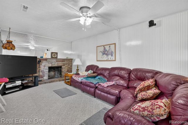 219 Allen Lake Drive, White Lake, MI 48386