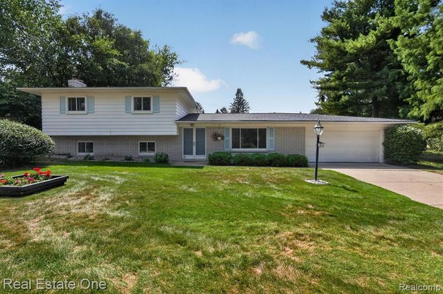 219 Allen Lake Drive, White Lake, MI 48386