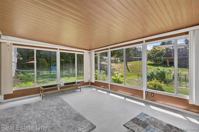 219 Allen Lake Drive, White Lake, MI 48386