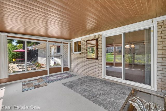 219 Allen Lake Drive, White Lake, MI 48386