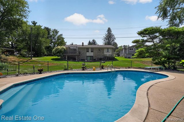 219 Allen Lake Drive, White Lake, MI 48386