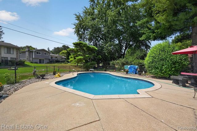 219 Allen Lake Drive, White Lake, MI 48386