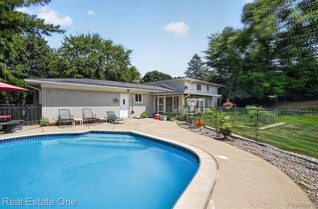 219 Allen Lake Drive, White Lake, MI 48386