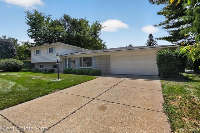 219 Allen Lake Drive, White Lake, MI 48386