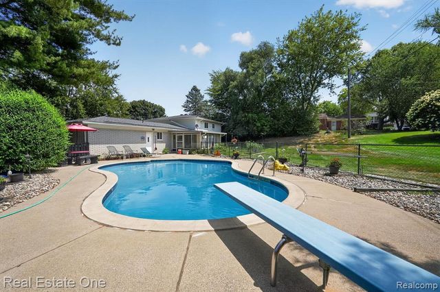 219 Allen Lake Drive, White Lake, MI 48386