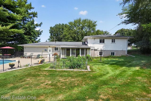 219 Allen Lake Drive, White Lake, MI 48386