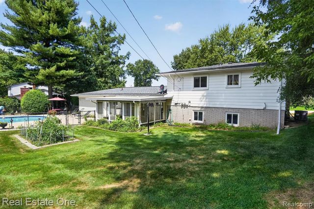 219 Allen Lake Drive, White Lake, MI 48386