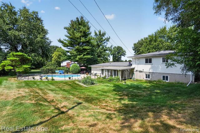 219 Allen Lake Drive, White Lake, MI 48386