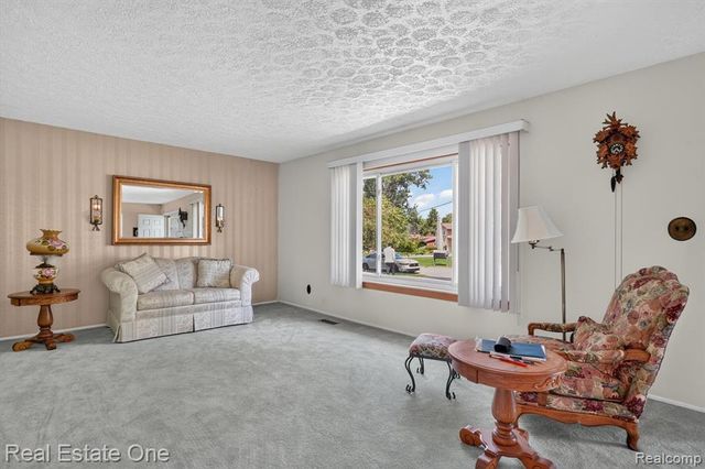 219 Allen Lake Drive, White Lake, MI 48386