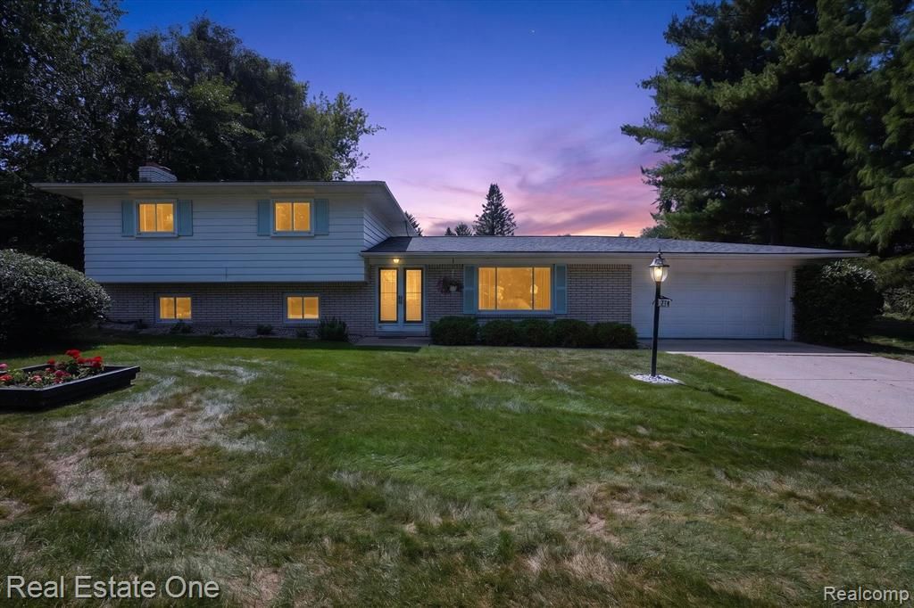 219 Allen Lake Drive, White Lake, MI 48386