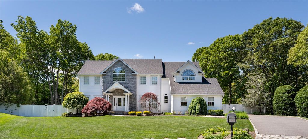 8 Greenwich Court, Shoreham, NY 11786