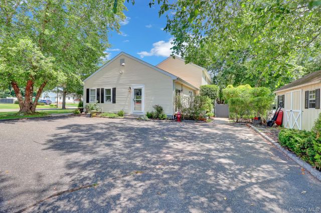 67 Randall Road, Wading River, NY 11792