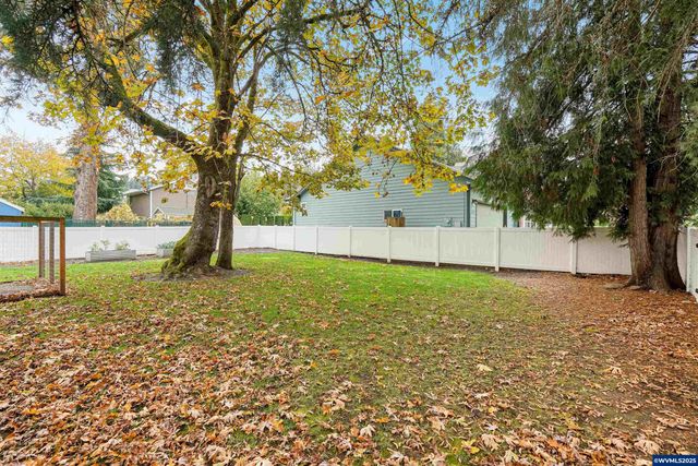 115 McClaine St, Silverton, OR 97381