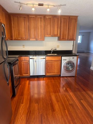 1600 Skyline Dr 2, Lowell, MA 01854