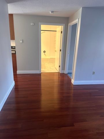 1600 Skyline Dr 2, Lowell, MA 01854