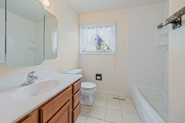 304 Dartmoor Drive, Crystal Lake, IL 60014