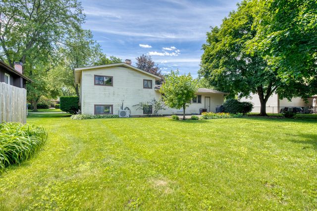 304 Dartmoor Drive, Crystal Lake, IL 60014