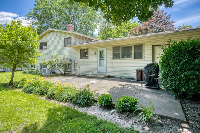 304 Dartmoor Drive, Crystal Lake, IL 60014