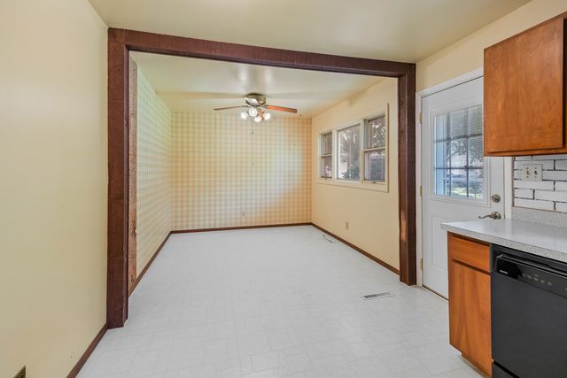 304 Dartmoor Drive, Crystal Lake, IL 60014