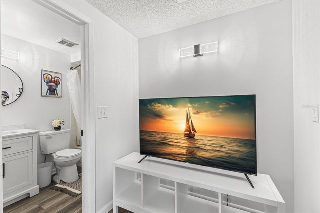 7801 GREENSHIRE DRIVE, Tampa, FL 33634