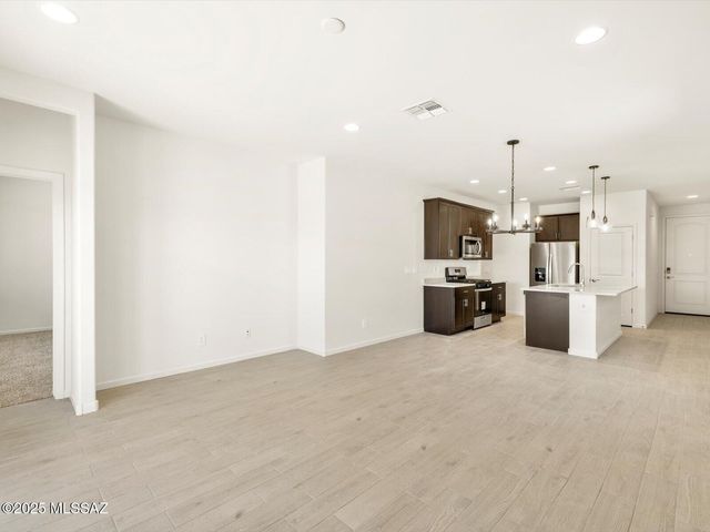 9865 N Solstice Avenue, Tucson, AZ 85743