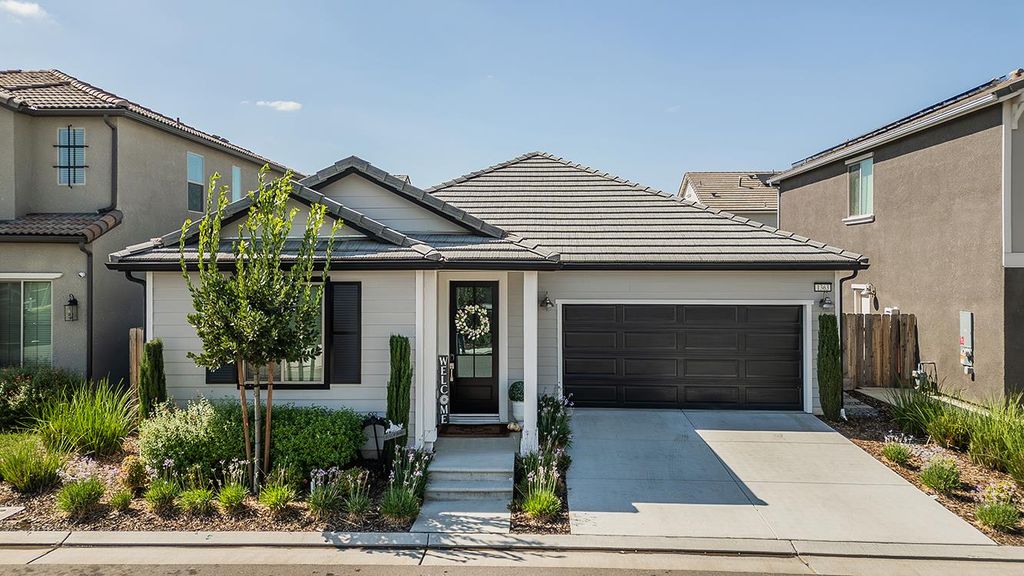 Image 1 of property listing at 1363 E Via Prato Drive, Fresno, CA 93730