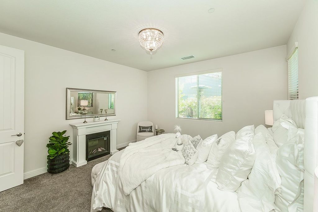 Image 13 of property listing at 1363 E Via Prato Drive, Fresno, CA 93730