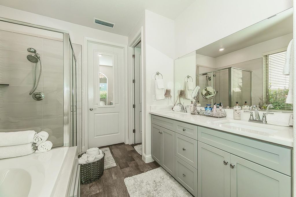 Image 14 of property listing at 1363 E Via Prato Drive, Fresno, CA 93730