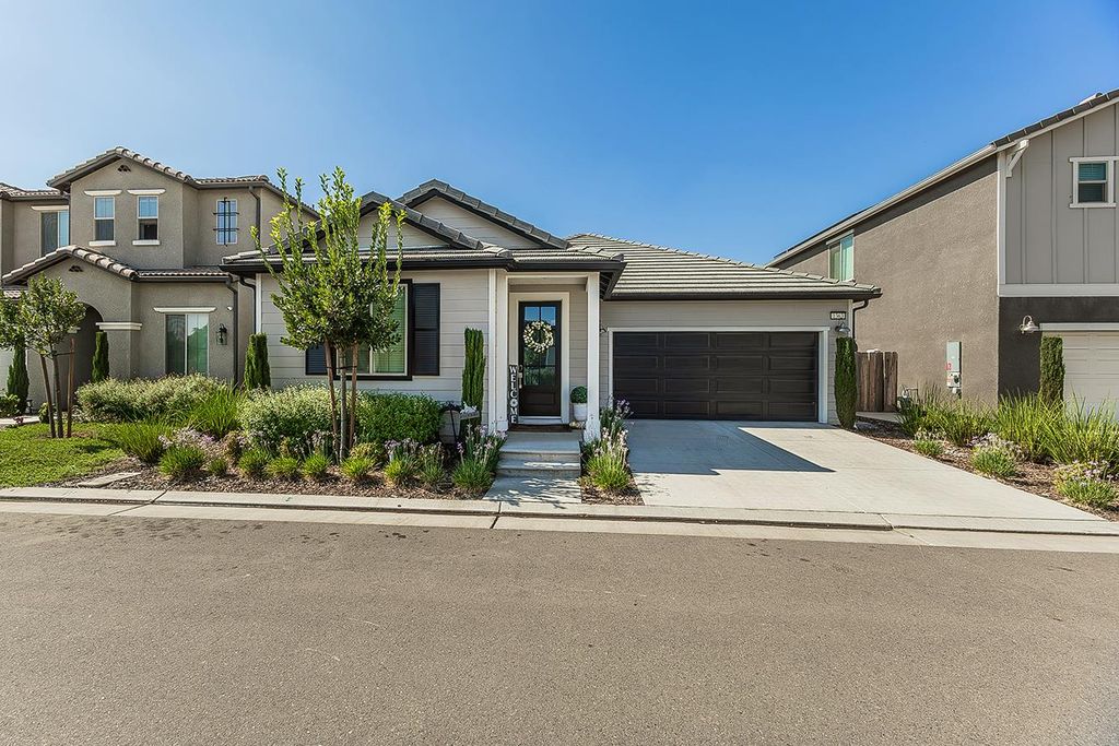 Image 2 of property listing at 1363 E Via Prato Drive, Fresno, CA 93730