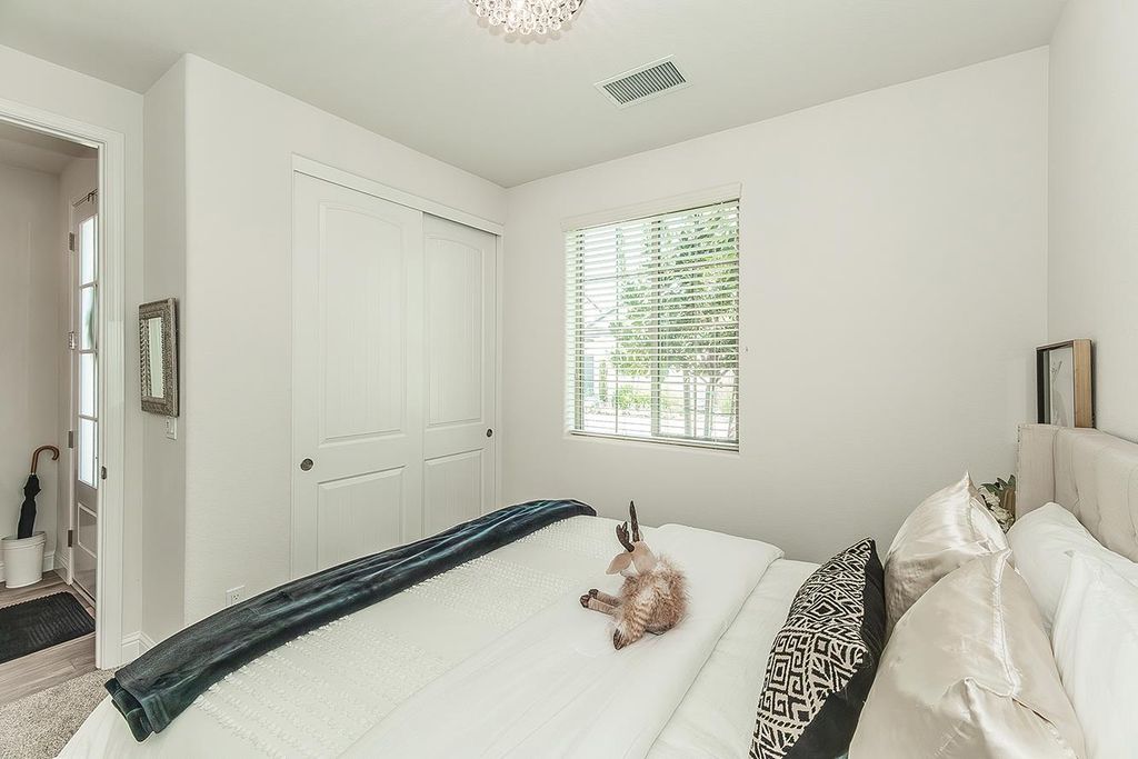 Image 25 of property listing at 1363 E Via Prato Drive, Fresno, CA 93730